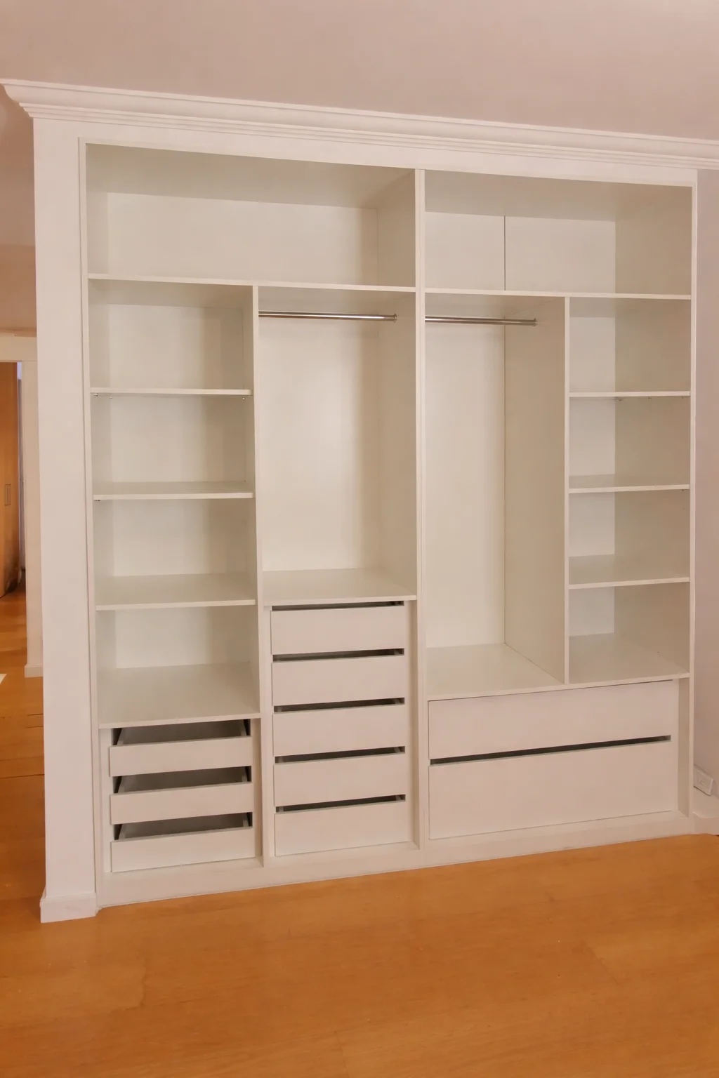 Guarda-roupa branco com cabideiros, prateleiras e gavetas